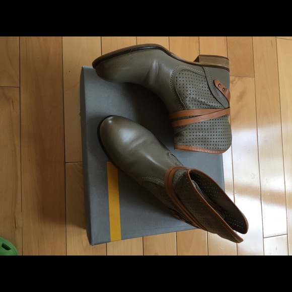 Soft leather gorgeous booties - Picture 5 of 16